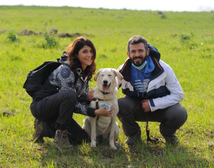 Giovane coppia in escursione col proprio cane